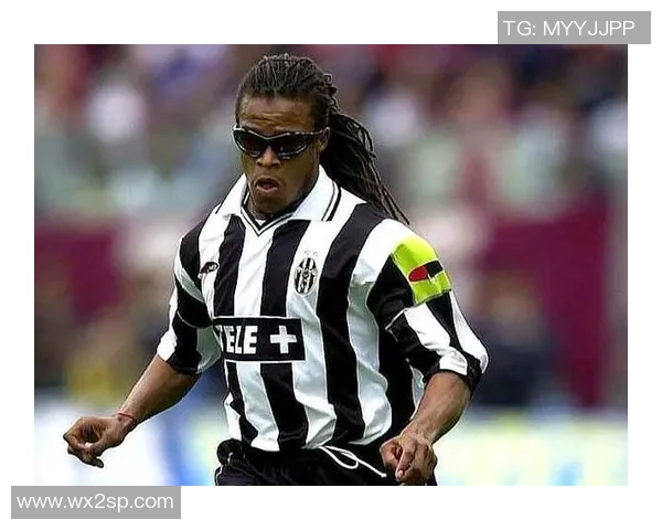 戴墨镜的足球女星展现独特魅力 足球场外的时尚与个性融合